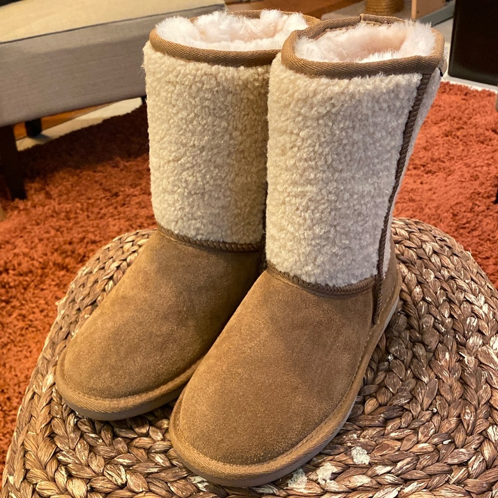 NWOT Minnetonka boots. Sz 6